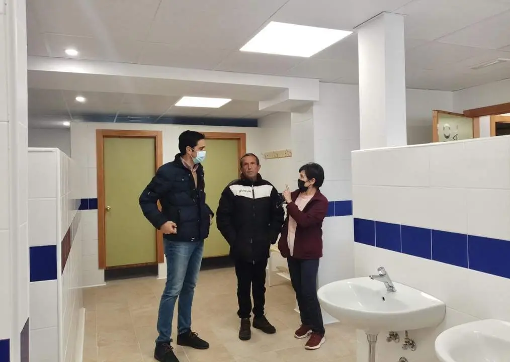 Visita a los nuevos vestuarios del campo de f&uacute;tbol de Mures.  - 