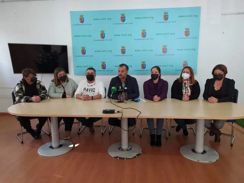 Imagen de la rueda de prensa con representantes de la PAVIC y de todos los grupos pol&iacute;ticos con representaci&oacute;n municipal. - 