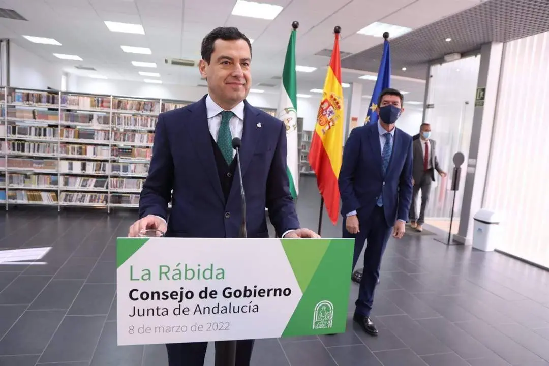Juanma Moreno, en rueda de prensa tras el Consejo de Gobierno celebrado en La R&aacute;bida. - JOAQU&Iacute;N CORCHERO/EUROPA PRESS