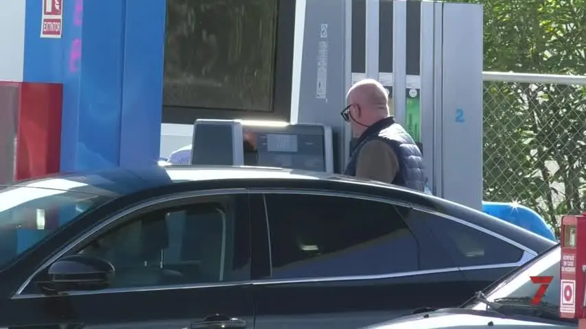 Colas de hasta media hora en las gasolineras 'low cost' para repostar en Jerez