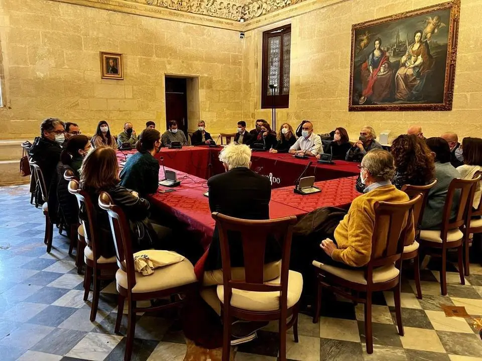 El alcalde de Sevilla, Antonio Mu&ntilde;oz, en la reuni&oacute;n con el sector cultural para analizar la reforma de los estatutos del ICAS. - AYUNTAMIENTO DE SEVILLA