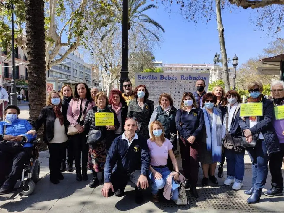 Concentraci&oacute;n de Sevilla Beb&eacute;s Robados en la Plaza Nueva en foto de archivo. - Asociaci&oacute;n Sevilla Beb&eacute;s Robados 