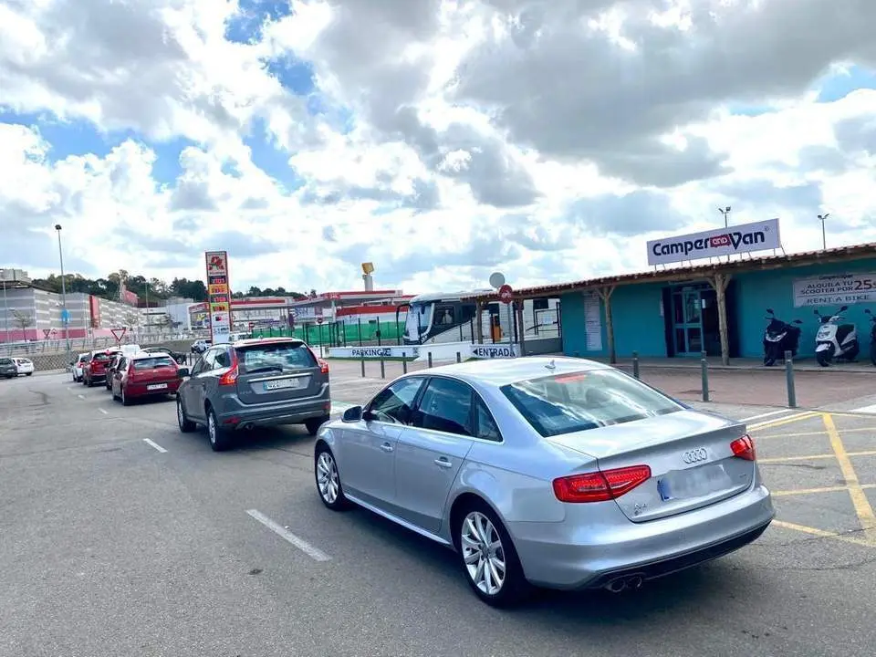 Colas de coches en una gasolinera de Jerez este jueves - Cristo Garc&iacute;a