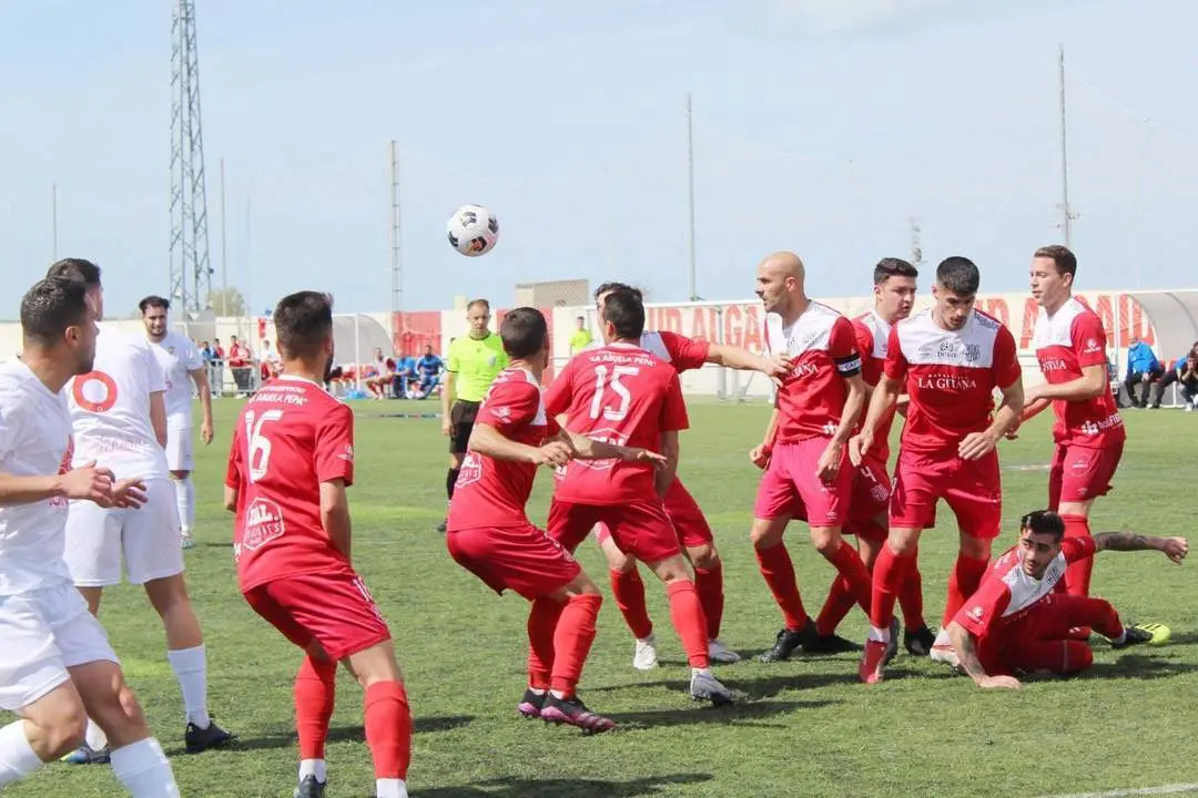 La UD Algaida en una acci&oacute;n defensiva ante el Recreativo Portuense - Ra&uacute;l J. Bustillos