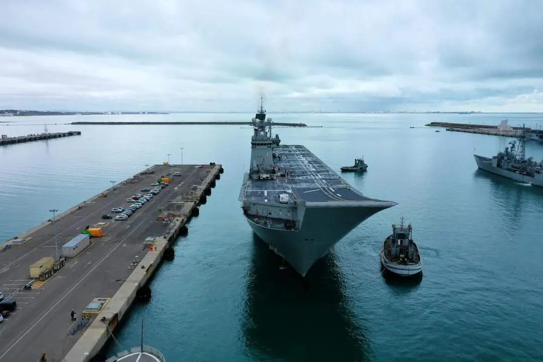 LHD Juan Carlos I zarpando de la Base de Rota. - Armada
