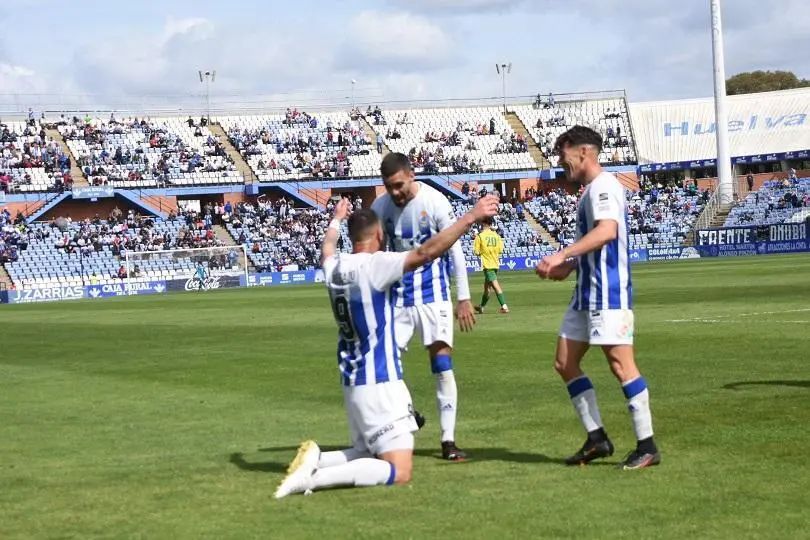 Juan Delgado celebrando el gol ante Los Barrios con sus compa&ntilde;eros Juanito y Juanjo Mateo. - VH