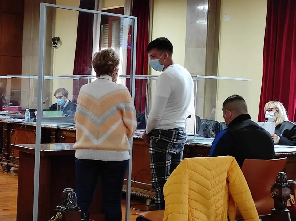 El acusado m&aacute;s joven prestando declaraci&oacute;n, asistido por una int&eacute;rprete.  - Europa Press. 