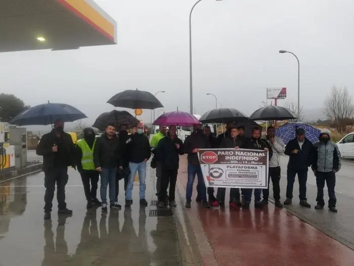 Una veintena de transportistas se han concentrado este lunes en el pol&iacute;gono industrial de Ronda. - Paloma Gonz&aacute;lez