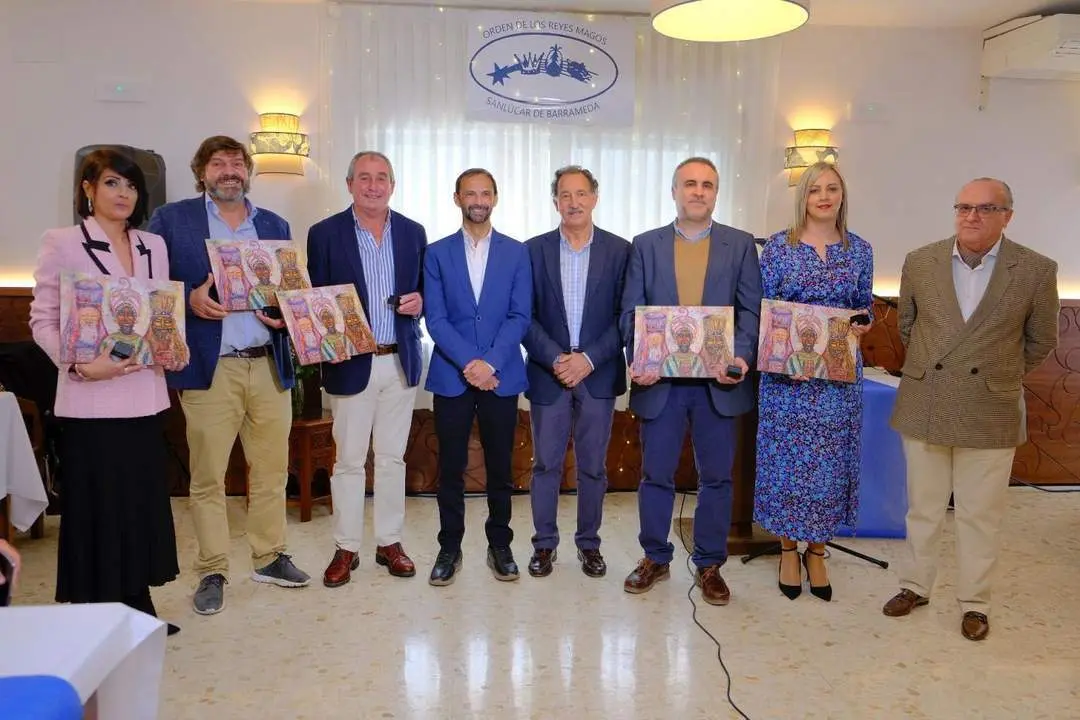 Foto de familia de los Reyes Magos con sus insignias. - Informaci&oacute;n.