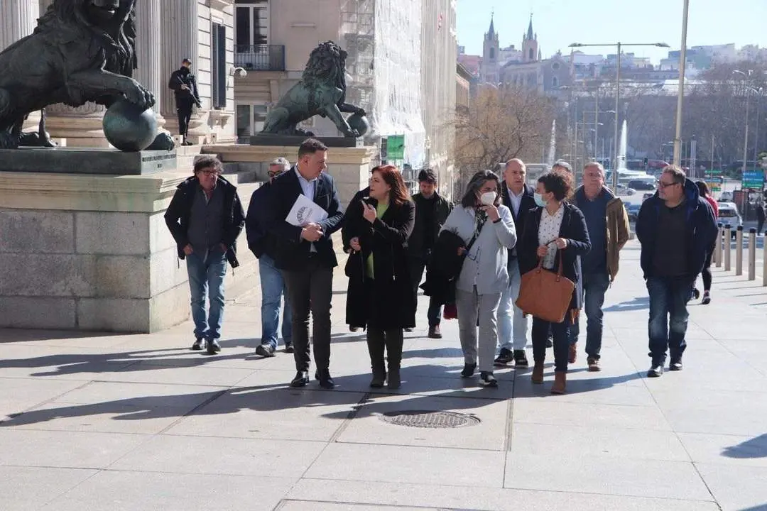 Juan Antonio Delgado y concejalas de Unidas Podemos en la Bah&iacute;a de C&aacute;diz con el comit&eacute; de empresa de Navantia Puerto Real en febrero.  - VIVA