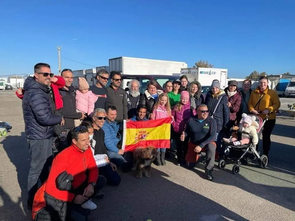 Bomberos del CPB y ucranianos refugiados en su llegada a M&aacute;laga. - Diputaci&oacute;n