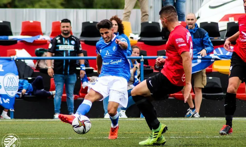 Javilillo centra un bal&oacute;n en el partido de la primera vuelta en el Emilio Macarro de Montijo. - xerezdfc.com
