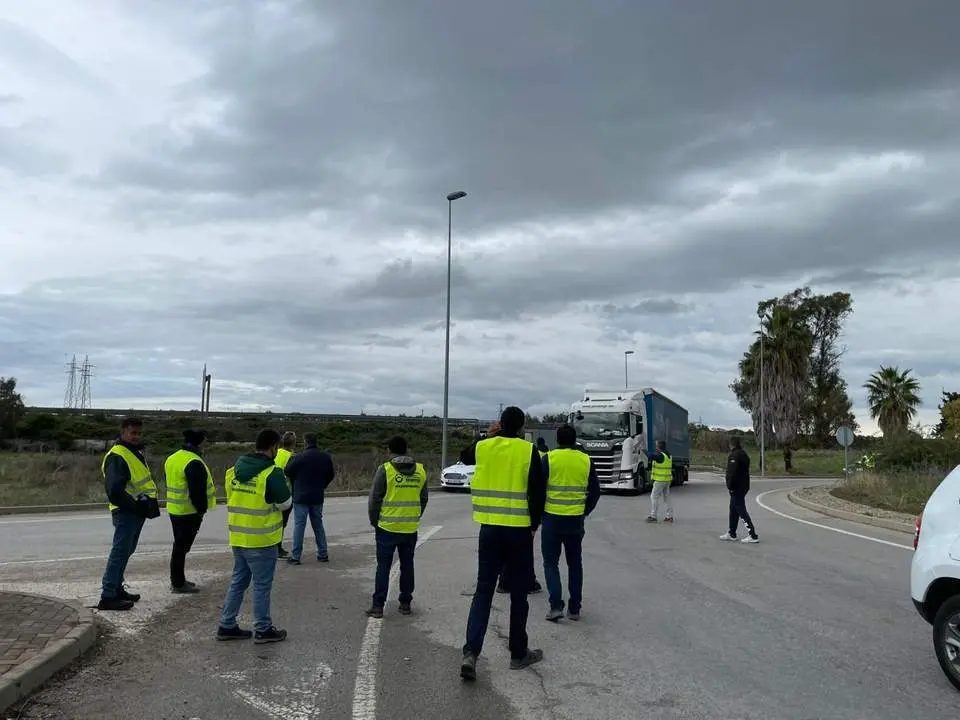 Los transportistas en la Ciudad del Transporte, durante la primera jornada de paro - Jim&eacute;nez