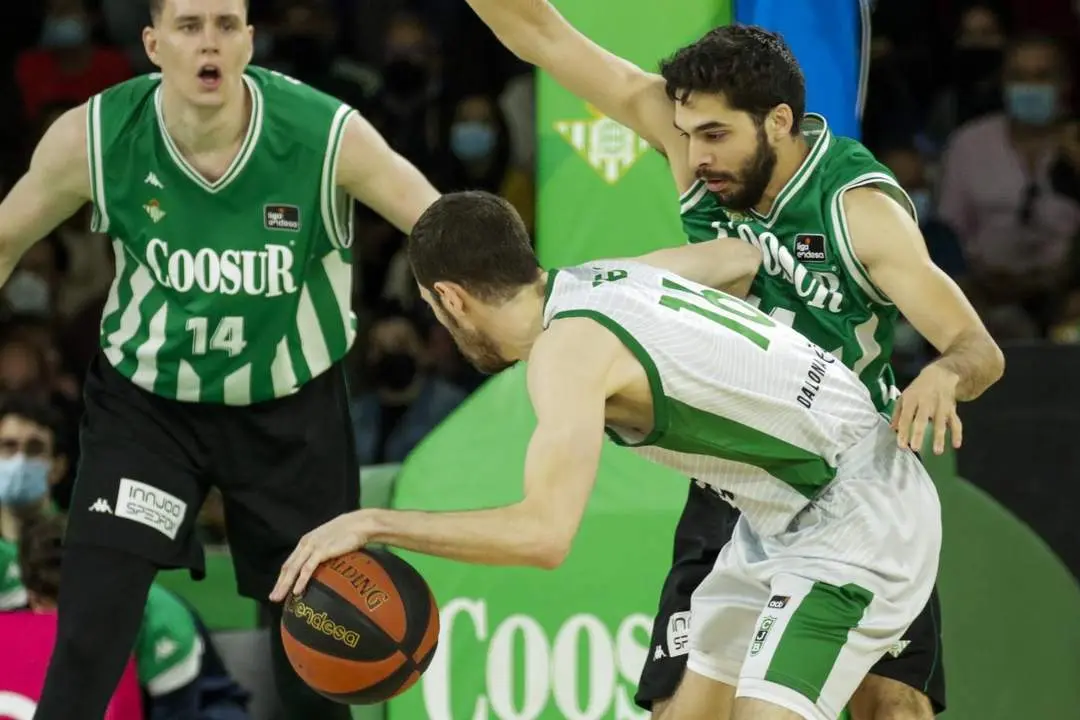 Anzejs Pasecnics, Pepe Pozas y Guillem Vives durante el partido. - efe