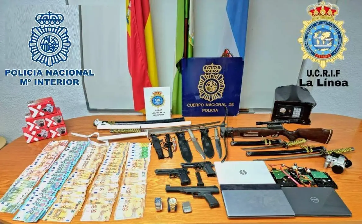 Imagen del dinero y armas incautados. - 