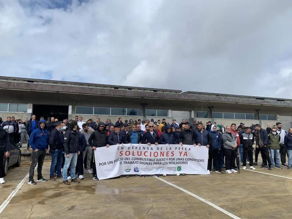 Concentraci&oacute;n de los pescadores del puerto de Sanl&uacute;car de Barrameda. - C. Cruz