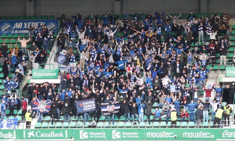 Imagen de la afici&oacute;n del Xerez DFC desplazada a El Arc&aacute;ngel de C&oacute;rdoba. - xerezdfc.com