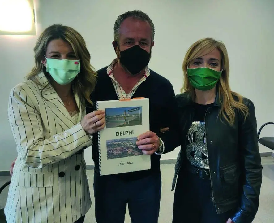 Antonio Montoro, con la l&iacute;der regional de UGT, Carmen Castilla, y la ministra de Trabajo, Yolanda D&iacute;az, con el dossier sobre Delphi.  - VIVA