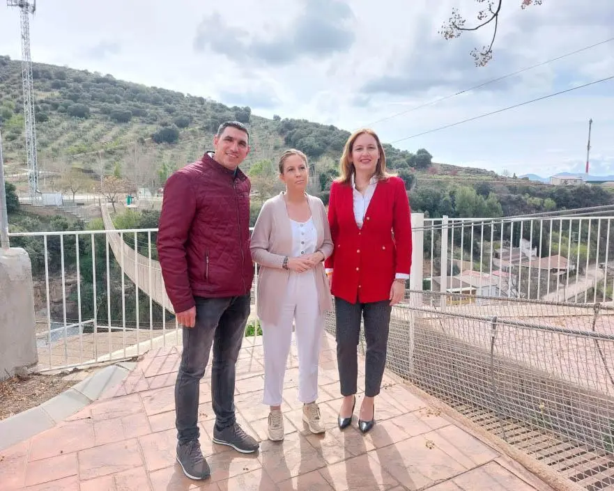 La delegada, Mari&aacute;n Ad&aacute;n, junto a la alcaldesa, Encarnaci&oacute;n Castro, en su visita a Frailes.  - 