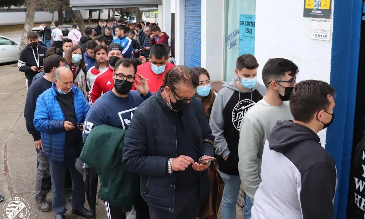 Cola de aficionados azulinos en la sede del club este martes. - xerezdfc.com