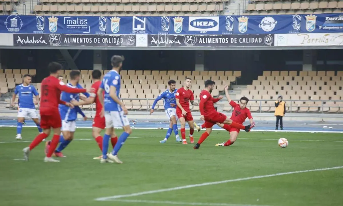Imagen del partido entre el Xerez CD y el Antoniano del pasado domingo en Chap&iacute;n. - Cristo Garc&iacute;a