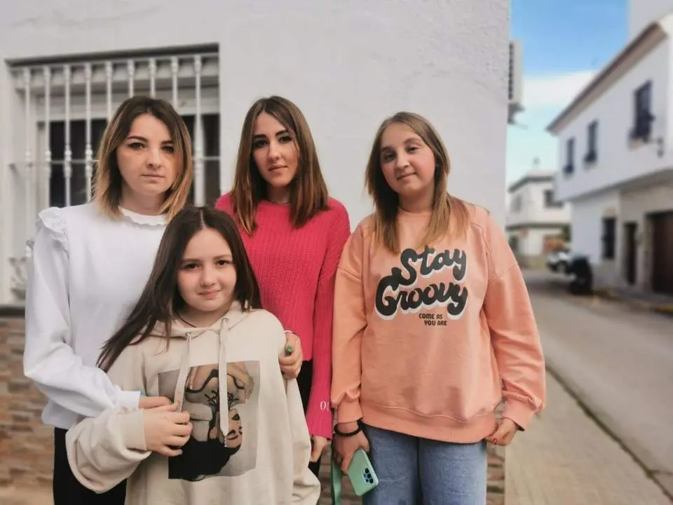 La familia de Iryna frente a la casa de Barbate en la que ha sido acogida. - Perales