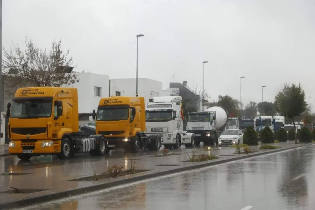La caravana de transportistas este jueves a su llegada a la Ciudad del Transporte, en Jerez. - Cristo Garc&iacute;a