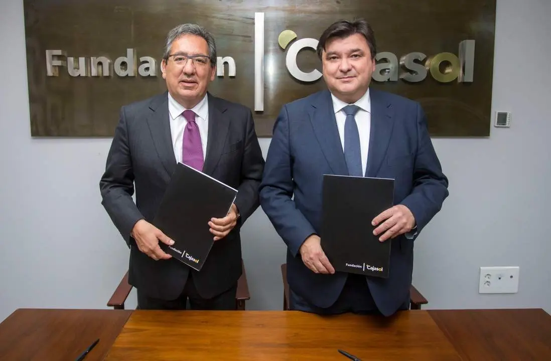 Antonio Pulido y Gabriel Cruz tras la firma del convenio. - VH