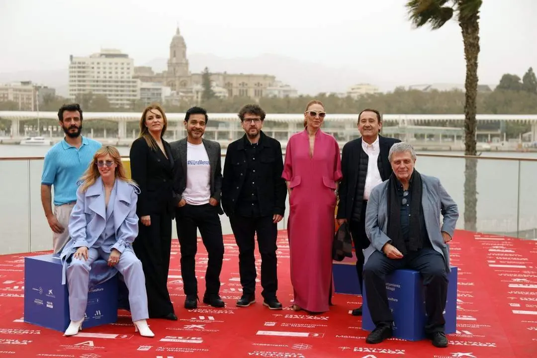 Del Castillo, con Natalia de Molina y el equipo en la presentaci&oacute;n.  - Europa Press