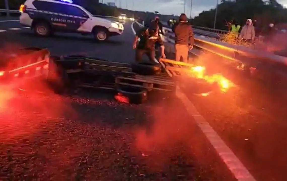 Piquete de pescadores en la A-49 este viernes. - VH