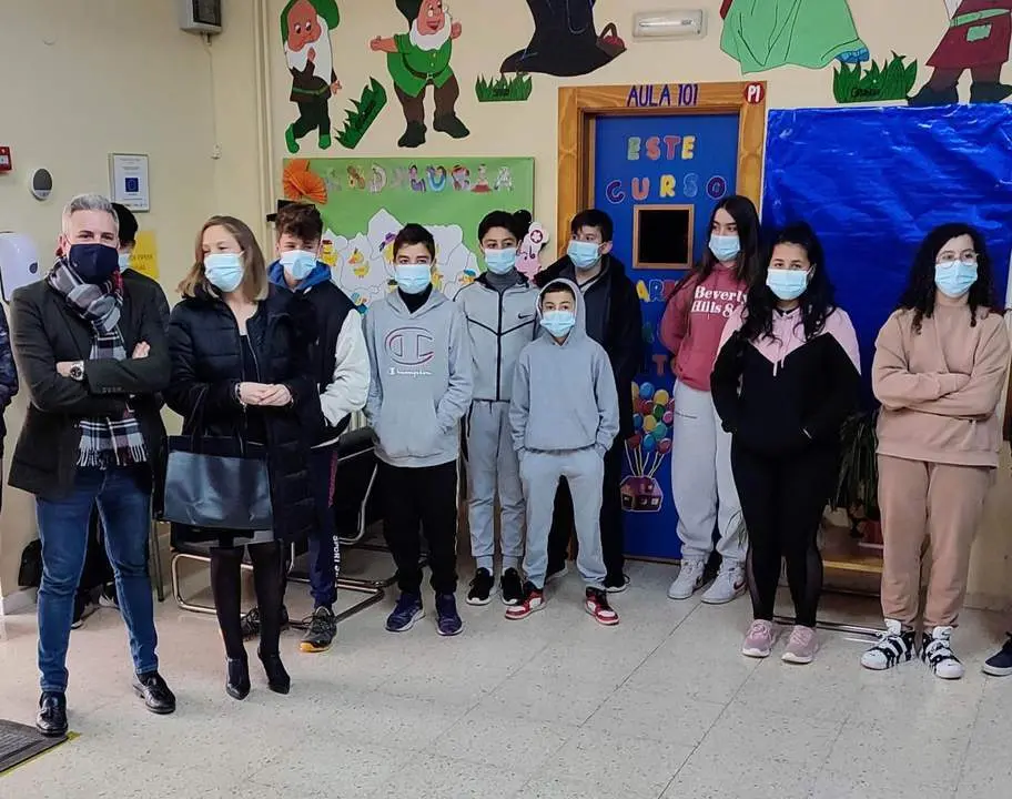 El delegado, Antonio Sutil, junto a la alcaldesa de Frailes, Encarnaci&oacute;n Castro, durante la visita al colegio Santa Luc&iacute;a.  - 