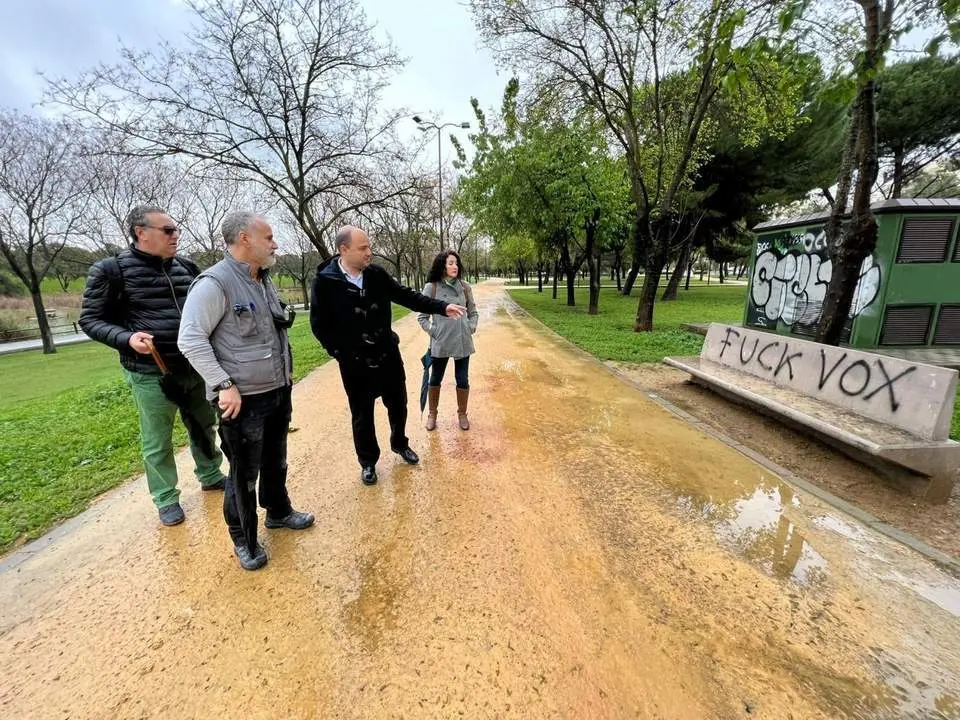 El portavoz adjunto de Vox en el Ayuntamiento de Sevilla, Gonzalo Garc&iacute;a de Polavieja, en el Parque de Miraflores.  - VOX