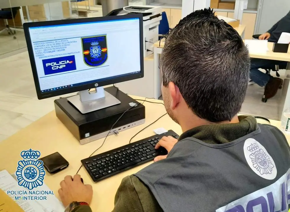 Un agente encargado de investigar delitos por internet - Polic&iacute;a Nacional