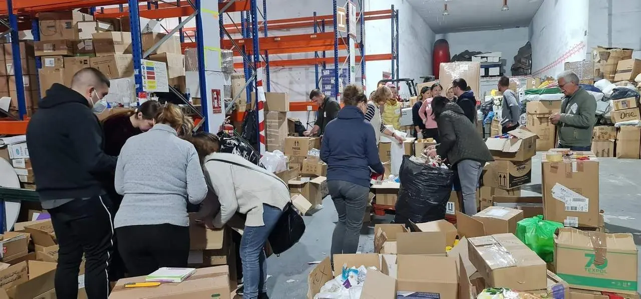 Nave en M&aacute;laga donde los voluntarios ayudan con el material.  - EP/RS