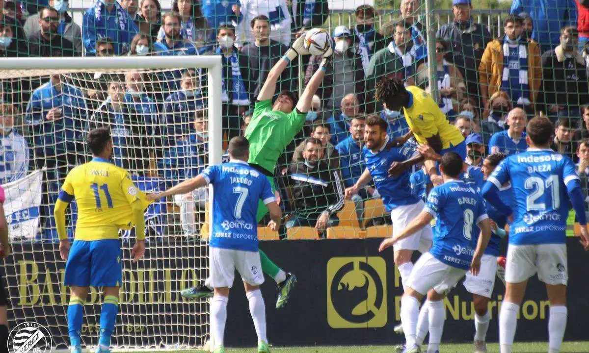 Mario de Luis atrapa un bal&oacute;n en El Rosal. - xerezdfc.com
