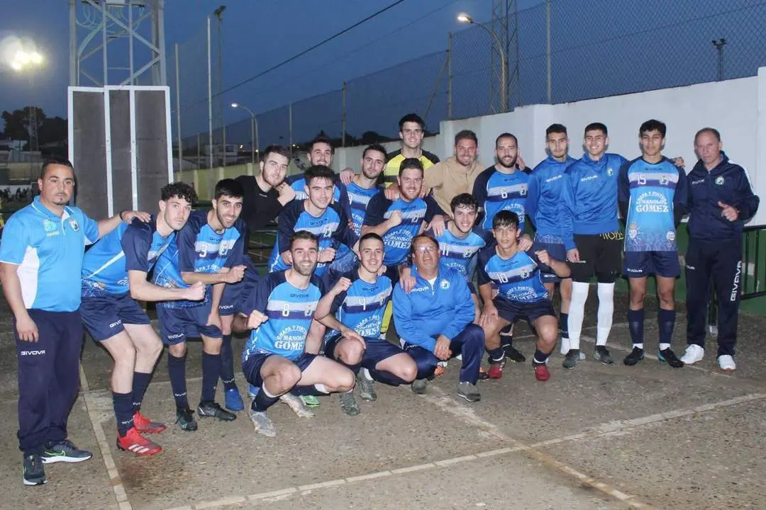 Los jugadores de la Divina Pastora celebran el triunfo junto al vestuario - Ra&uacute;l J. Bustillos