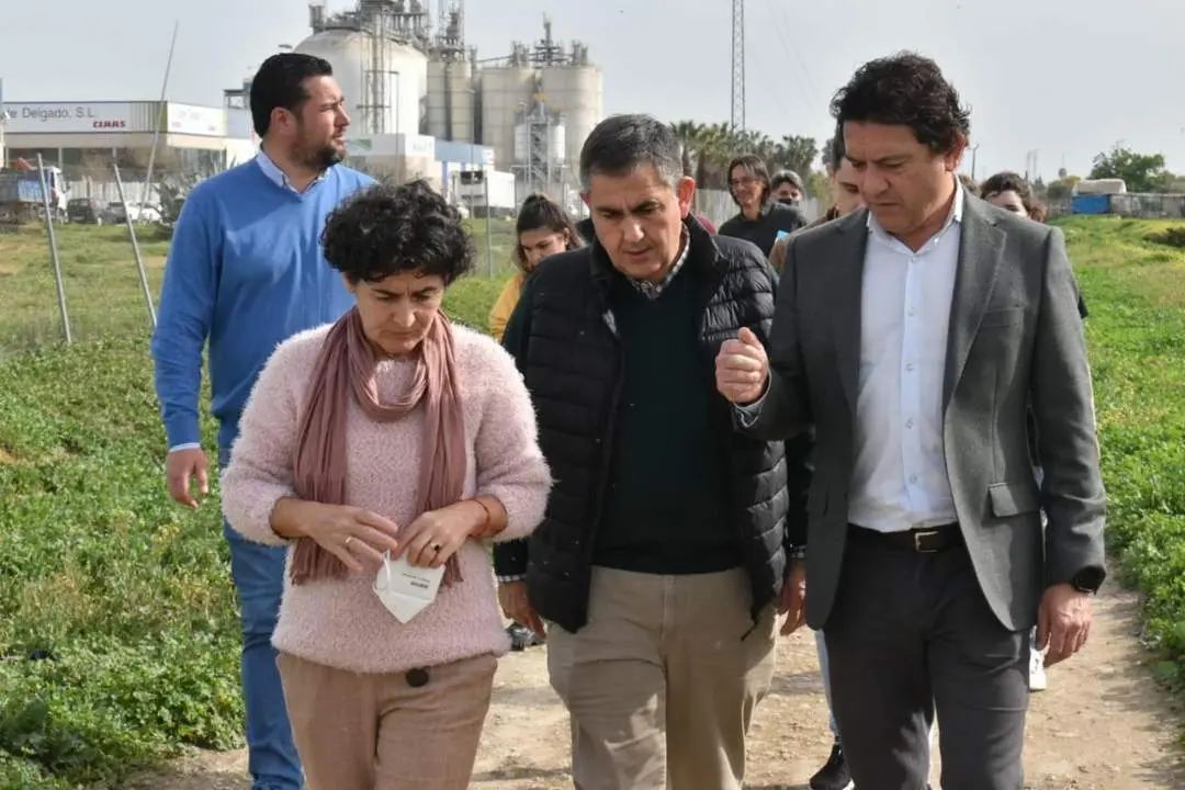 Nieves Mendoza junto al delegado territorial en su visita a la zona afectada - Viva