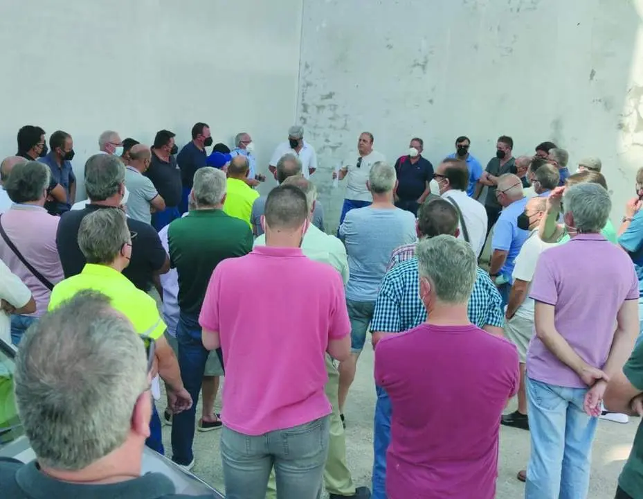 Imagen de una de las reuniones del comit&eacute; de empresa con la plantilla del CAZG el pasado verano.   - cedida