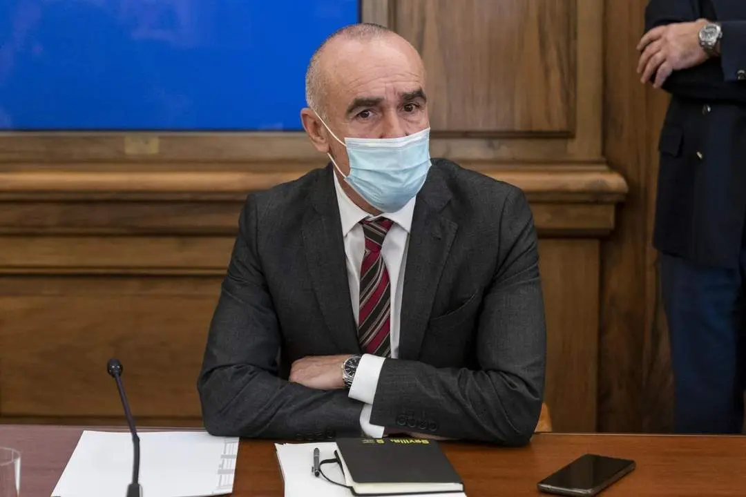 El alcalde de Sevilla, Antonio Mu&ntilde;oz, durante una reuni&oacute;n con la ministra de Transportes y la consejera de Fomento, Infraestructuras y Ordenaci&oacute;n del Territorio. - A. P&Eacute;REZ MECA / EP