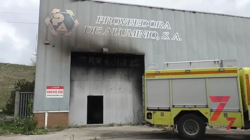 Aparatoso incendio en una nave sin actividad en un pol&iacute;gono industrial de Jerez