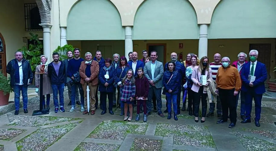 Organizadores, patrocinadores y autores en el patio del Sal&oacute;n Mud&eacute;jar. - Viva Ja&eacute;n
