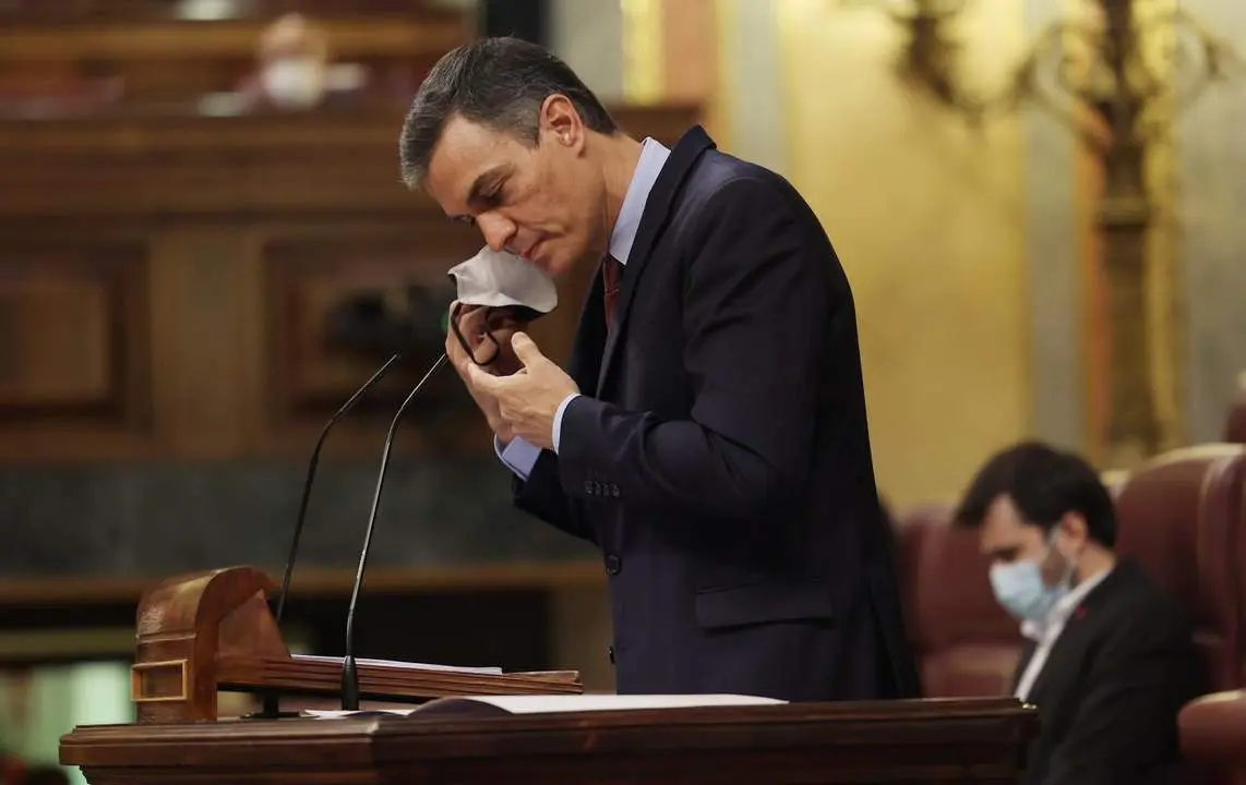 El presidente del Gobierno, Pedro S&aacute;nchez, se quita la mascarilla. - EP