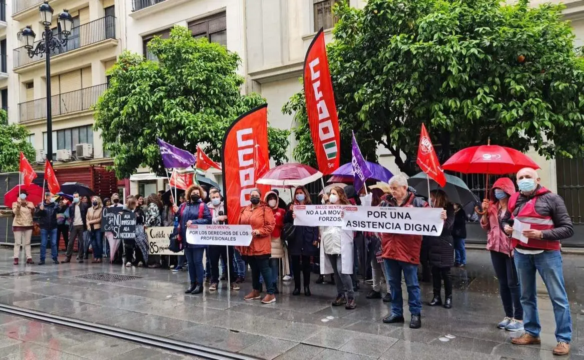 Concentraci&oacute;n de profesionales de Psiquiatr&iacute;a de la provincia de Sevilla ante la sede del SAS en la Avenida de la Constituci&oacute;n.  - CCOO SEVILLA