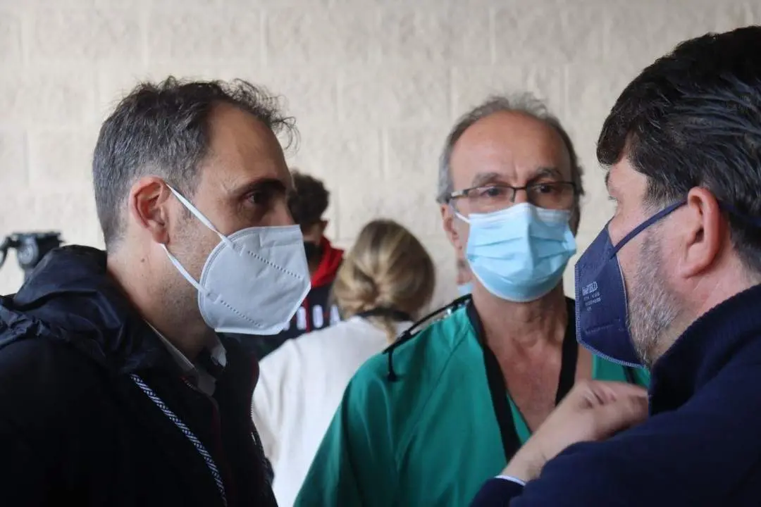 El portavoz de Unidas Podemos por Andaluc&iacute;a, en las puertas de Consultas Externas del Hospital Juan Ram&oacute;n Jim&eacute;nez de Huelva. - VH