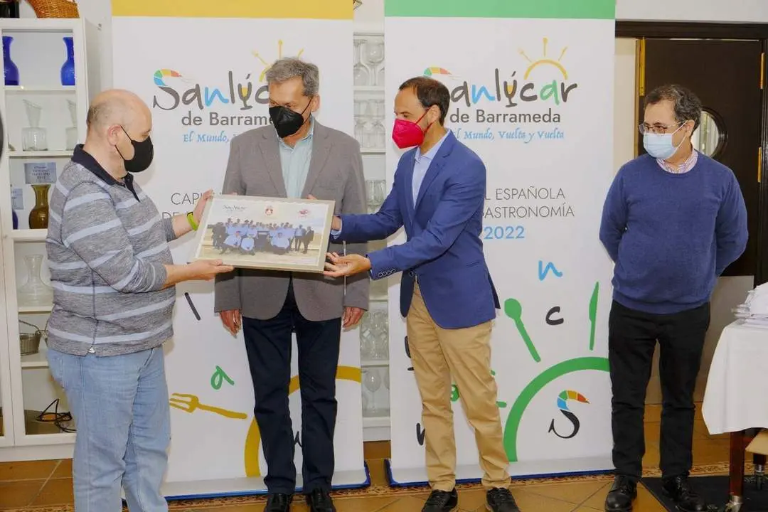 Un momento de la visita del alcalde, V&iacute;ctor Mora, a la Escuela de Hoster&iacute;a de El Picacho - A. I.