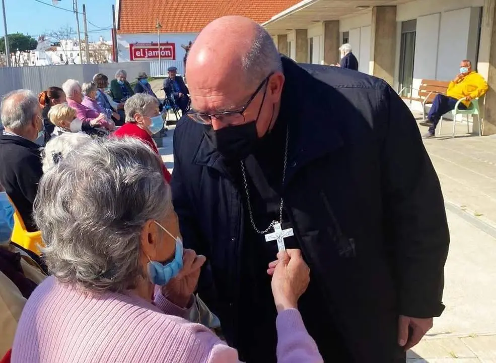 El obispo de Huelva, Santiago G&oacute;mez, habla con una feligresa. - VH