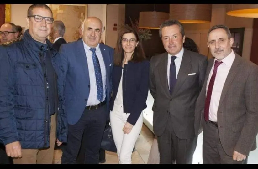 Jos&eacute; Antonio Ayala y Domingo Dom&iacute;nguez, actual y anterior alcalde de Nerva, respectivamente, y los representantes del vertedero. - PP NERVA
