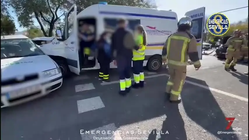 Heridas seis personas por una colisi&oacute;n entre una ambulancia, un taxi y un coche en Sevilla