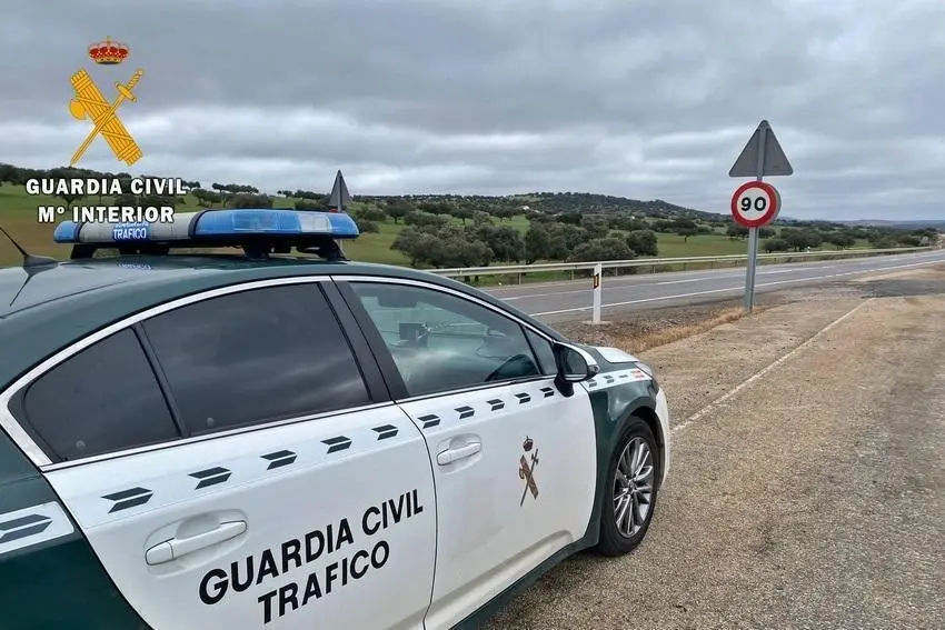 Un coche de la Guardia Civil durante un control de velocidad, en una imagen de archivo. - GUARDIA CIVIL