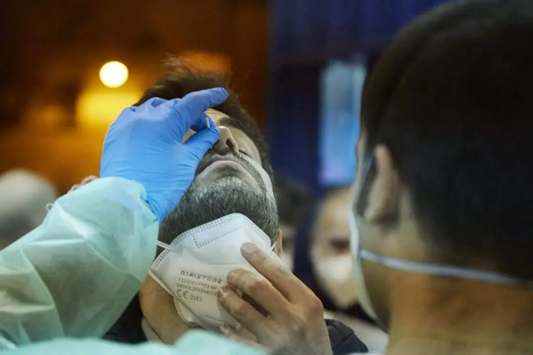 Un costalero es sometido a un test de ant&iacute;genos durante el primer ensayo de costaleros de la Hermandad del Baratillo, en Sevilla. - EP